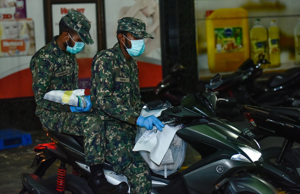 މާލެ: އޭޕްރިލް 17، 2020: އެސްޓީއޯ އިން ގޭގެ އަށް ޑެލިވަކޮށްދޭންޖެހޭ މުދާ ގިނަވެ ބާރުބޮޑުވުމާ އެކު މުދާ އުފުލައިދިނުމަށް ސިފައިން ނުކުމެ ޑެލިވަރީގައި.-- ފޮޓޯ: އަހުމަދު އަވްޝަން /މިހާރު