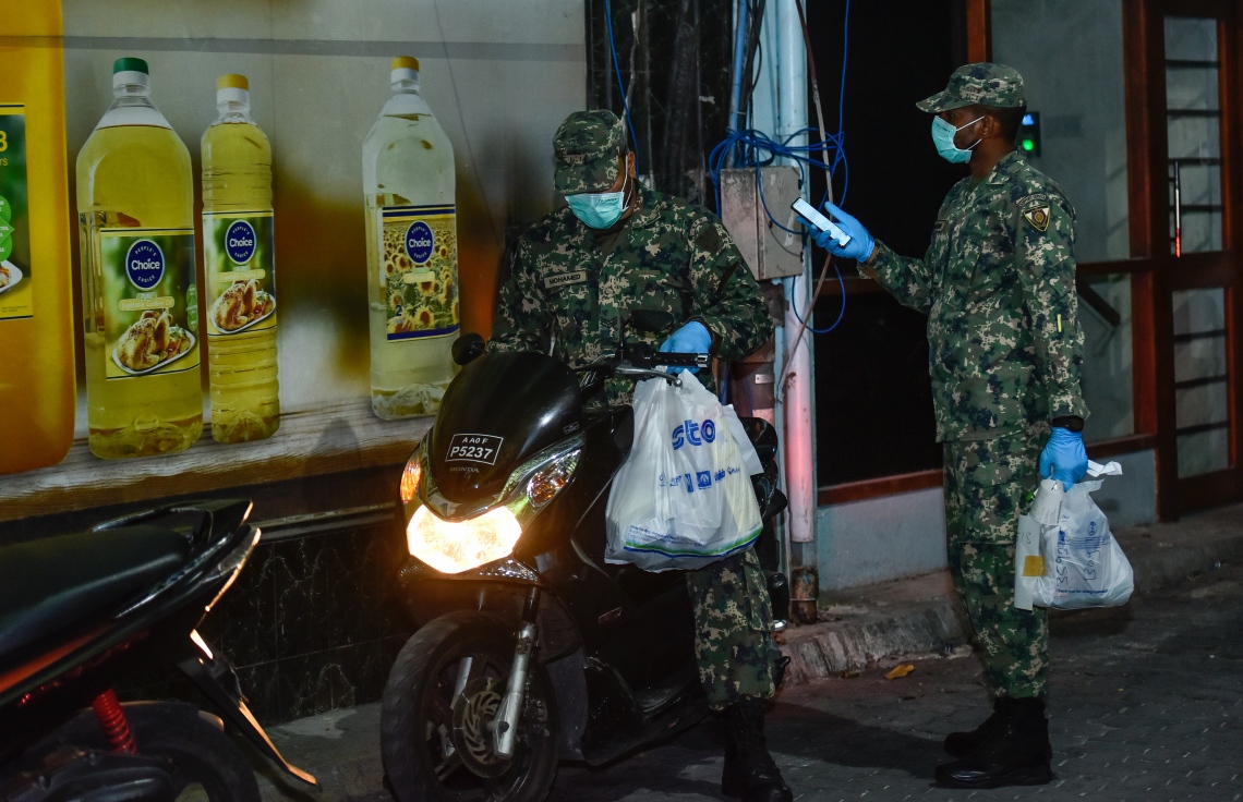 މާލެ: އޭޕްރިލް 17، 2020: އެސްޓީއޯ އިން ގޭގެ އަށް ޑެލިވަކޮށްދޭންޖެހޭ މުދާ ގިނަވެ ބާރުބޮޑުވުމާ އެކު މުދާ އުފުލައިދިނުމަށް ސިފައިން ނުކުމެ ޑެލިވަރީގައި.-- ފޮޓޯ: އަހުމަދު އަވްޝަން /މިހާރު