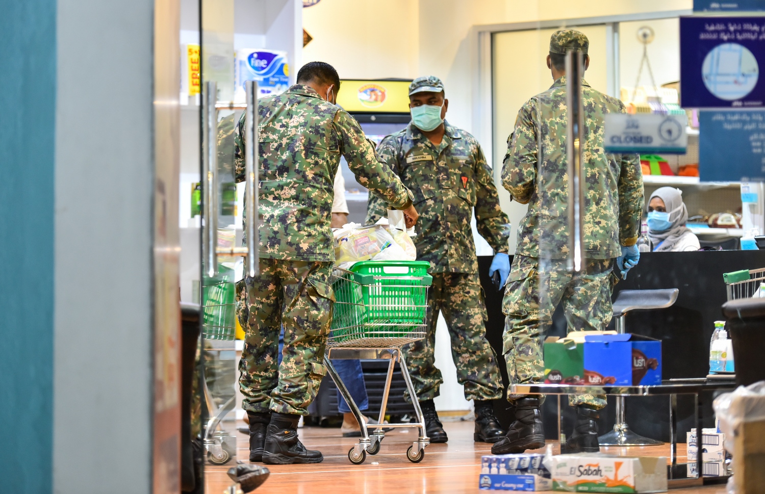 އާންމުންނަށް ތަކެތި ފޯރުކޮށްދިނުމުގައި ސިފައިން ހަރަކާތްތެރިވަނީ: ކޮވިޑް-19 އާ ދެކޮޅަށް އެތައް ބަޔަކު ފްރޮންޓްލައިންގައި އަންނަނީ މަސައްކަތްކުރަމުން