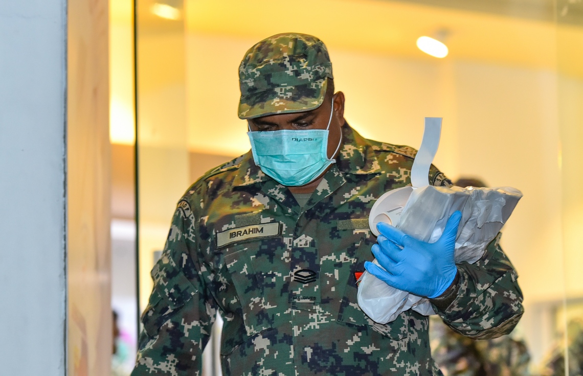 މާލެ: އޭޕްރިލް 17، 2020: އެސްޓީއޯ އިން ގޭގެ އަށް ޑެލިވަކޮށްދޭންޖެހޭ މުދާ ގިނަވެ ބާރުބޮޑުވުމާ އެކު މުދާ އުފުލައިދިނުމަށް މުދަލާއެކު ސިފައިން އެސްޓީއޯ ސުޕަމާޓުން ނުކުންނަނީ.-- ފޮޓޯ: އަހުމަދު އަވްޝަން /މިހާރު