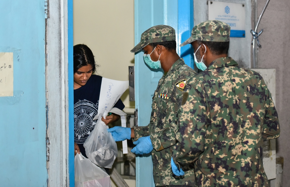 މާލެ: އޭޕްރިލް 17، 2020: އެސްޓީއޯ އިން ގޭގެ އަށް ޑެލިވަކޮށްދޭންޖެހޭ މުދާ ގިނަވެ ބާރުބޮޑުވުމާ އެކު މުދާ އުފުލައިދޭން ސިފައިން ނުކުމެ ޑެލިވަރީގައި.-- ފޮޓޯ: އަހުމަދު އަވްޝަން /މިހާރު