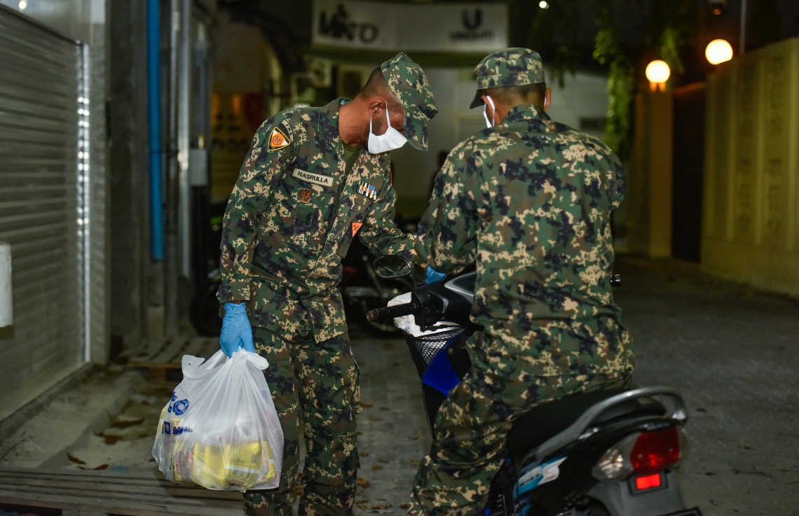 މާލެ: އޭޕްރިލް 17، 2020: އެސްޓީއޯ އިން ގޭގެ އަށް ޑެލިވަކޮށްދޭންޖެހޭ މުދާ ގިނަވެ ބާރުބޮޑުވުމާ އެކު މުދާ އުފުލައިދޭން ސިފައިން ނުކުމެ ޑެލިވަރީގައި.-- ފޮޓޯ: އަހުމަދު އަވްޝަން /މިހާރު