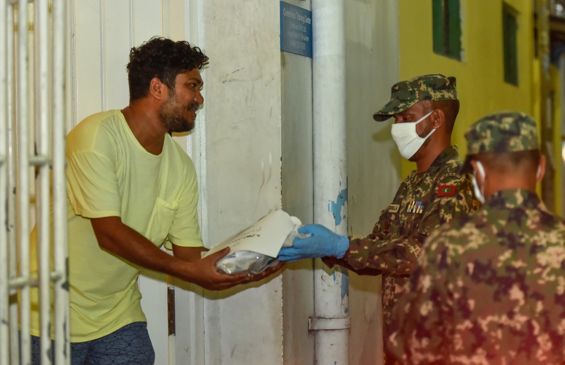 މާލެ: އޭޕްރިލް 17، 2020: އެސްޓީއޯ އިން ގޭގެ އަށް ޑެލިވަކޮށްދޭންޖެހޭ މުދާ ގިނަވެ ބާރުބޮޑުވުމާ އެކު މުދާ އުފުލައިދޭން ސިފައިން ނުކުމެ ޑެލިވަރީގައި.-- ފޮޓޯ: އަހުމަދު އަވްޝަން /މިހާރު