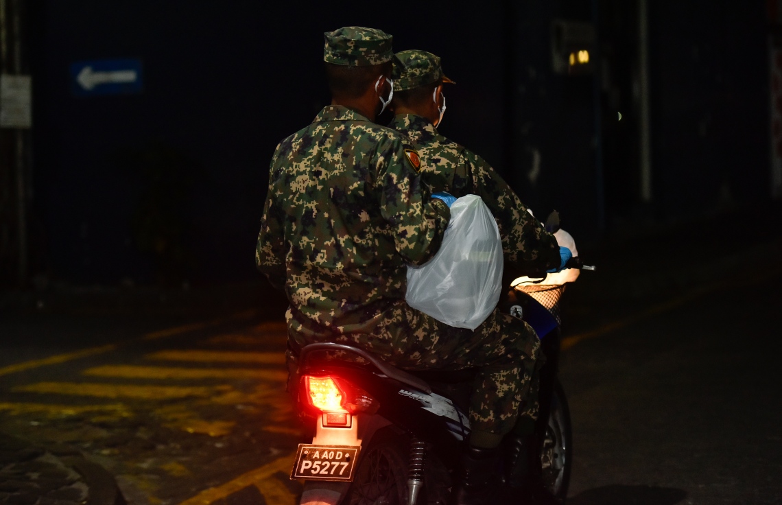 މާލެ: އޭޕްރިލް 17، 2020: އެސްޓީއޯ އިން ގޭގެ އަށް ޑެލިވަކޮށްދޭންޖެހޭ މުދާ ގިނަވެ ބާރުބޮޑުވުމާ އެކު މުދާ އުފުލައިދޭން ސިފައިން ނުކުމެ ޑެލިވަރީގައި.-- ފޮޓޯ: އަހުމަދު އަވްޝަން /މިހާރު