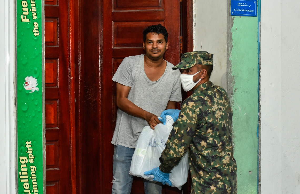 މާލެ: އޭޕްރިލް 17، 2020: އެސްޓީއޯ އިން ގޭގެ އަށް ޑެލިވަކޮށްދޭންޖެހޭ މުދާ ގިނަވެ ބާރުބޮޑުވުމާ އެކު މުދާ އުފުލައިދޭން ސިފައިން ނުކުމެ ގެއަކަށް މުދާ ހަވާލުކުރަނީ.-- ފޮޓޯ: އަހުމަދު އަވްޝަން /މިހާރު