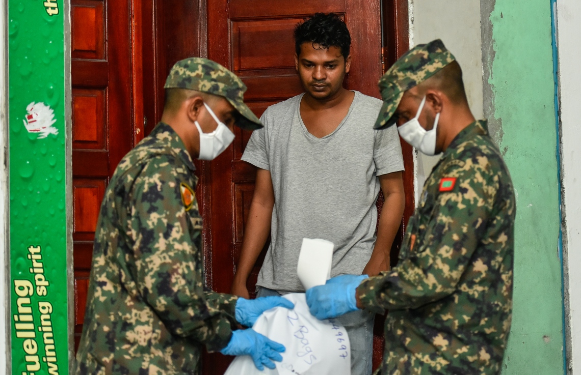 މާލެ: އޭޕްރިލް 17، 2020: އެސްޓީއޯ އިން ގޭގެ އަށް ޑެލިވަކޮށްދޭންޖެހޭ މުދާ ގިނަވެ ބާރުބޮޑުވުމާ އެކު މުދާ އުފުލައިދޭން ސިފައިން ނުކުމެ ގެއަކަށް މުދާ ހަވާލުކުރަނީ.-- ފޮޓޯ: އަހުމަދު އަވްޝަން /މިހާރު