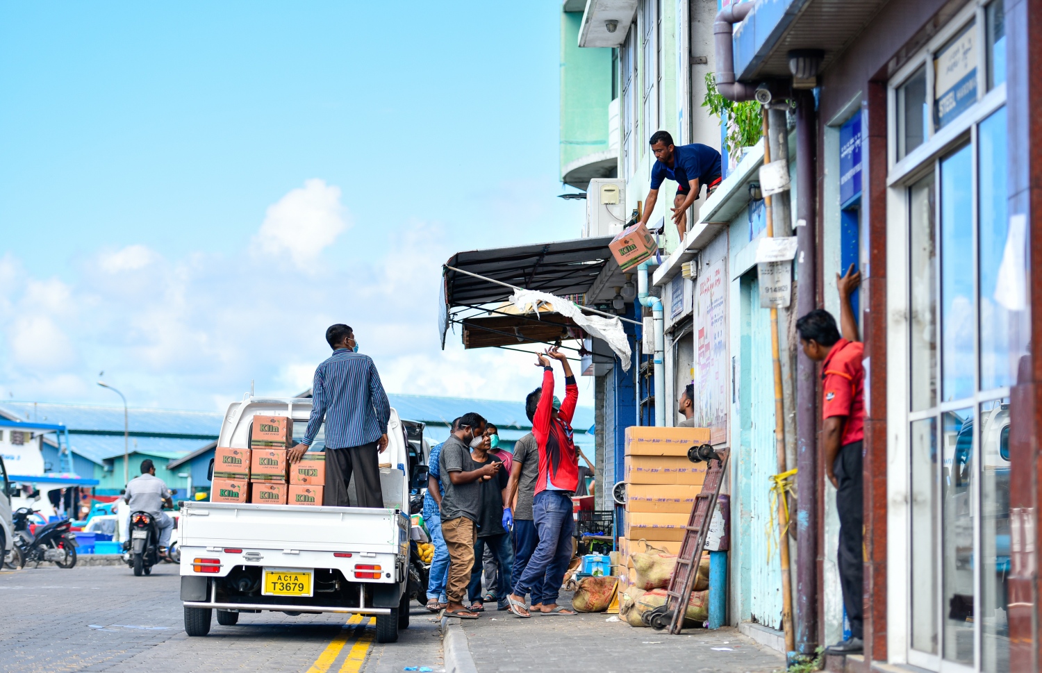 މާލެ: އޭޕްރިލް 19، 2020: ބާޒާރުމަތީގައި ހުރި ފިހާރައަކުން މީހަކު ޕިކަޕަކަށް މުދާ އަރުވަނީ.-- ފޮޓޯ: އަހުމަދު އަވްޝަން /މިހާރު