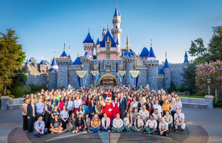 ޑިޒްނީގެ 100،000 މުވައްޒަފަކަށް މުސާރައެއް ނުލިބޭ