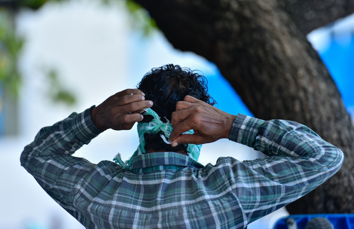 މީހަކު މާސްކް އަޅަނީ: ލޮކްޑައުން ހުޅުވާލިއަސް ބޭރުތެރެއަށް ނުކުމެ އުޅޭއިރު މާސްކް އަޅަން ސިއްހީ ދާއިރާގެ ބޭފުޅުން އިރުޝާދު ދެއްވާ.