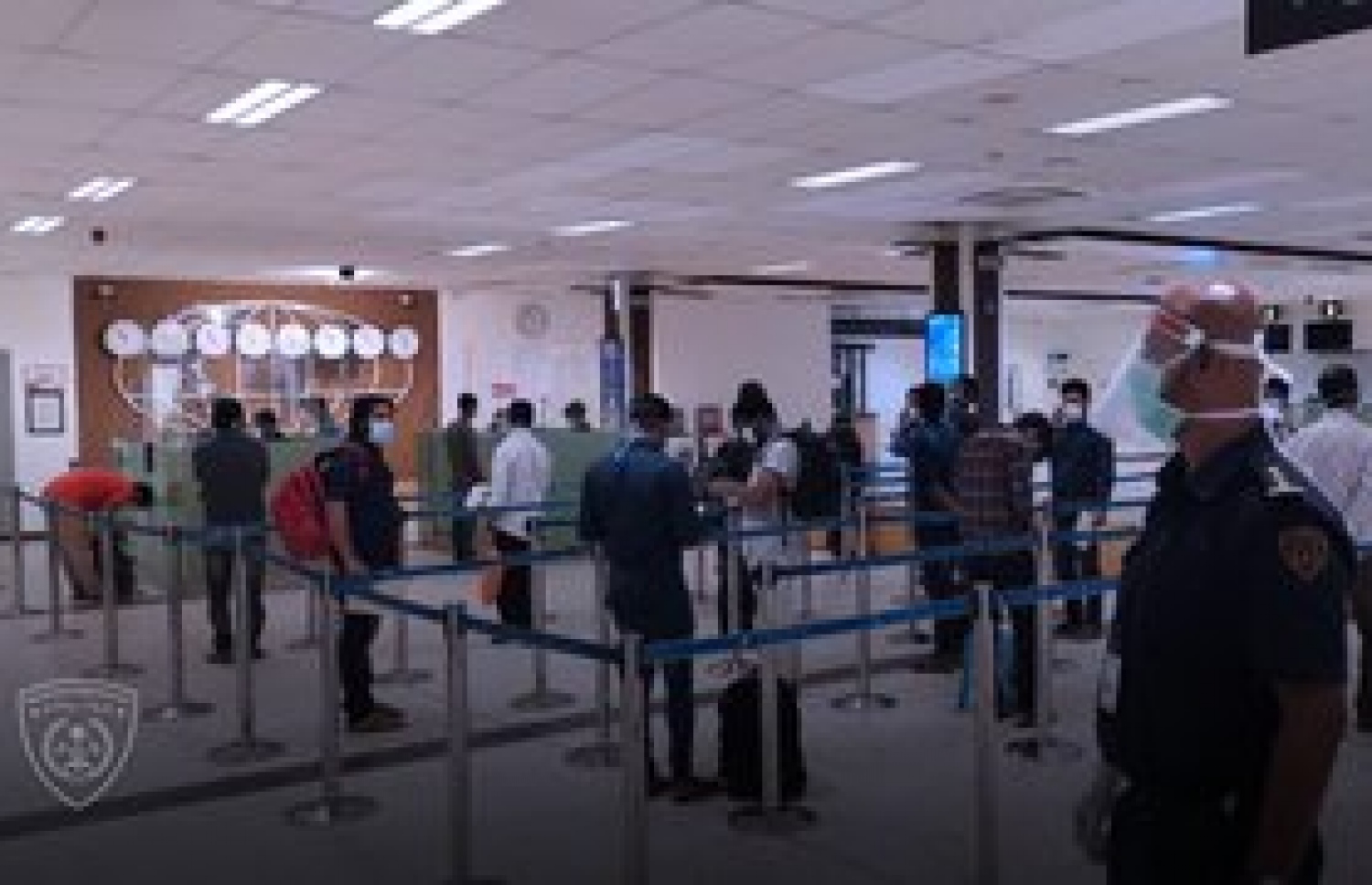 ބަންގްލަދޭޝްގެ އަސްކަރީ މަތިންދާބޯޓުގައި މިއަދު ފުރި އެ ގައުމުގެ މީހުން ވެލާނާ އިންޓަނޭޝަނަލް އެއާޕޯޓުގެ އިމިގްރޭޝަން ކައުންޓަރުތައް ކައިރީގައި.---ފޮޓޯ: އިމިގްރޭޝަން