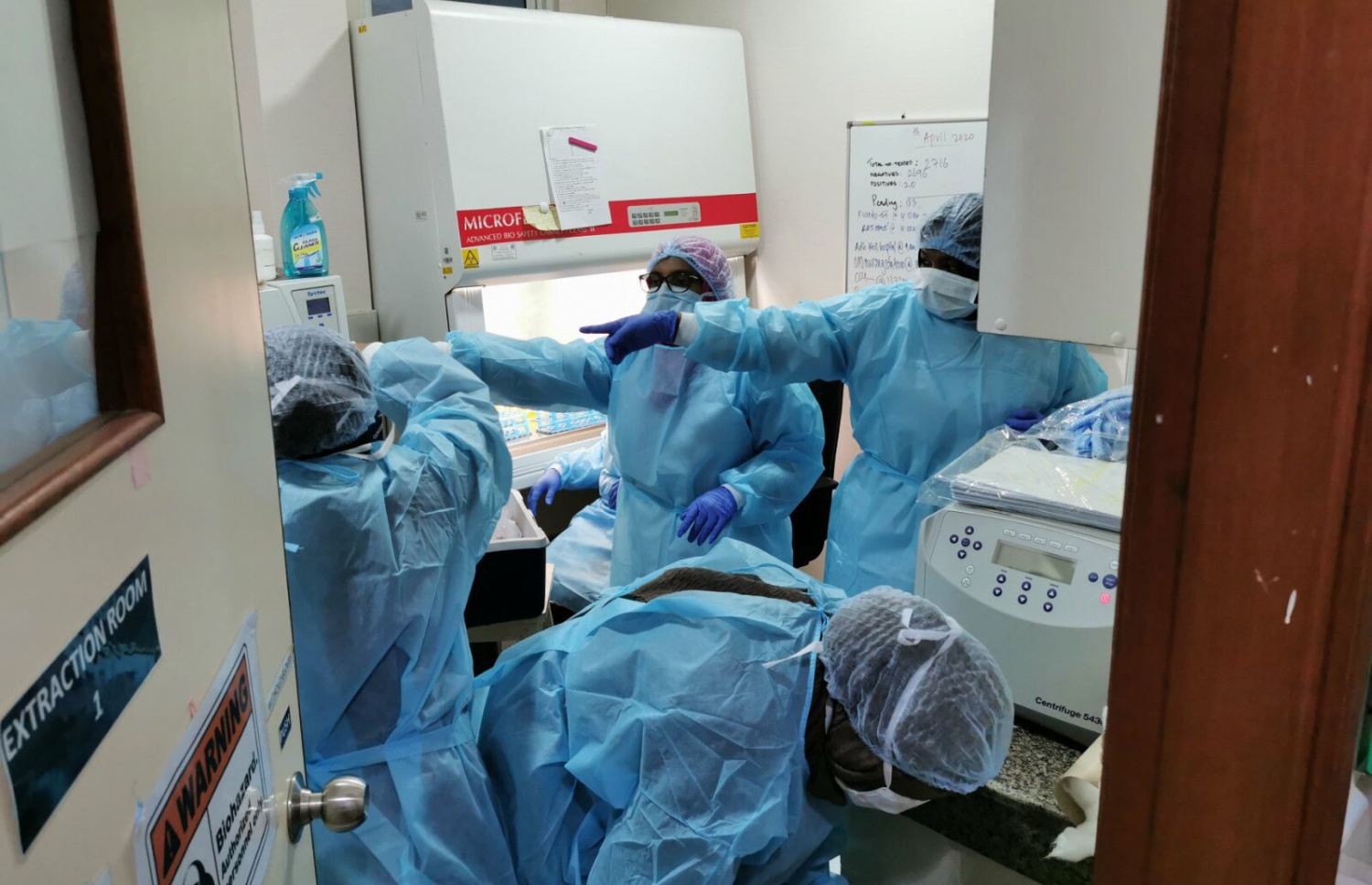 އައިޖީއެމްއެޗުގެ ލެބޯރެޓަރީގައި ޓެކްނީޝަނުން މަސައްކަތުގައި: ރާއްޖޭގެ ފަސް ސަރަހައްދެއްގައި ޓެސްޓްކުރޭވޭނެ އިންތިޒާމް ވެސް އަންނަނީ ހަމަޖައްސަމުން.