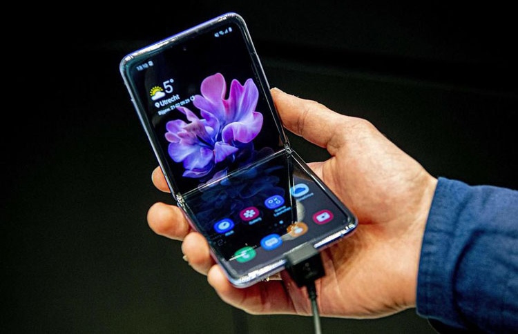 ޝޯމީން ފޯނެއް ފަތްޖެހޭތޯ މަސައްކަތްކުރަނީ