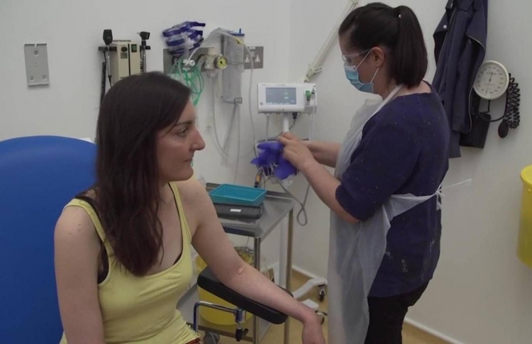 ވެކްސިން ފުރަތަމަ ދިން މީހާ މަރުވި ޚަބަރަކީ ދޮގެއް