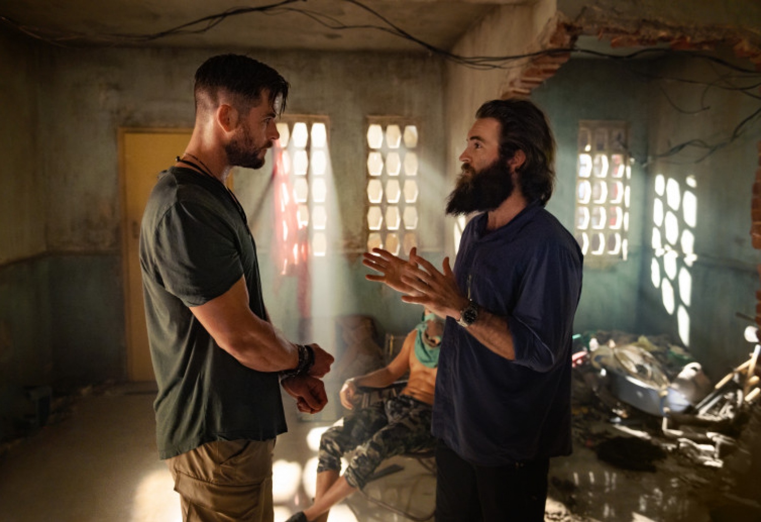 "އެކްސްޓްރެކްޝަން" ގެ ޝޫޓިންގައި ޑައިރެކްޓަރު ސޭމް ހާގްރޭވް އާއި އެކްޓަރު ކްރިސް ހެމްސްވޯތު.