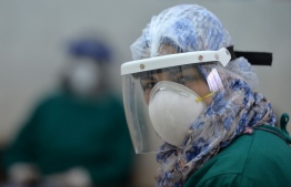 A member of the medical staff at the infectious diseases unit of the Imbaba hospital in the capital Cairo, is pictured on April 19,2020, during the novel coronavirus pandemic crisis. (Photo by Ahmed HASAN / AFP)