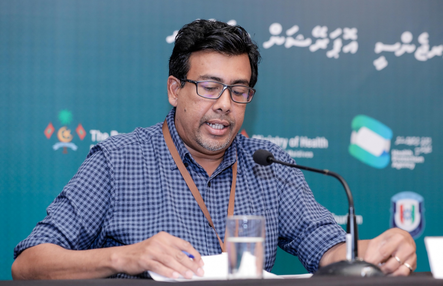 މިރޭގެ މީޑިއާ ބްރީފިންގައި ޑރ. އަލީ ލަތީފް ނޫސްވެރިއެއްގެ ސުވާލަކަށް ޖަވާބު ދެއްވަނީ.