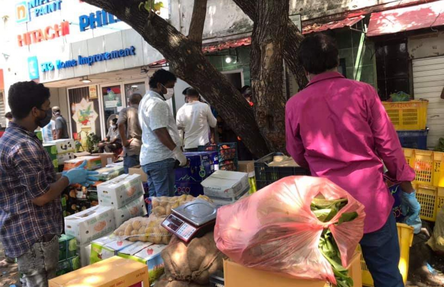 ބާޒާރުމަތީގައި ބަޔަކު ހަރަކާތްތެރިވަނީ.-- ފޮޓޯ: ސޯޝަލް މީޑިއާ