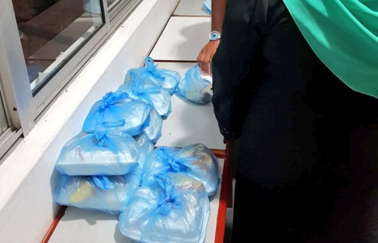 Gender ministry organizing food packages to be delivered by police officers to those who can no longer meet the rising living expenses, amid the ongoing health crisis. PHOTO: MINISTRY