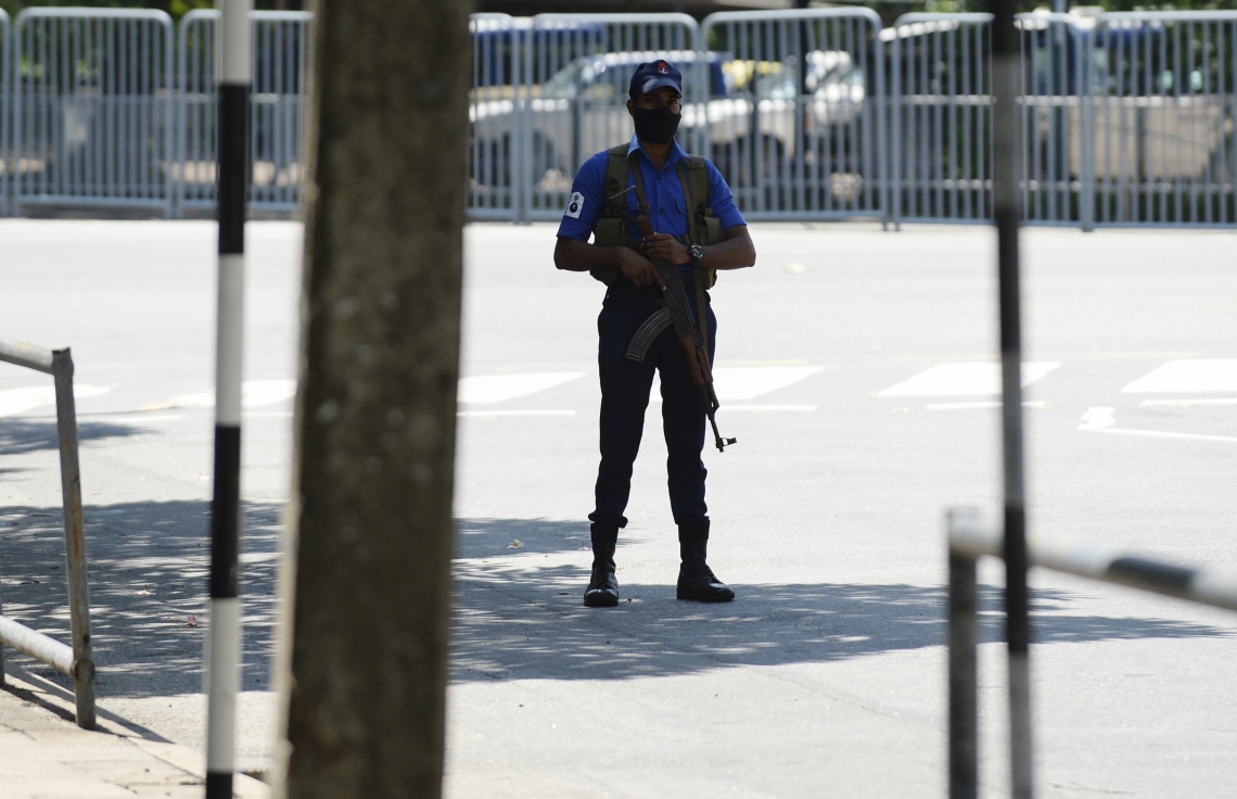 ކޮލަމްބޯ - އެޕްރީލް 29: ސްރީ ލަންކާ ލޮކްޑައުންކޮށްފައިވާ އިރު ވެރިރަށް ކޮލަމްބޯގެ ޗެކް ޕޮއިންޓެއްގައި ފުލުހުން ފޯރިމަރަނީ. --ފޮޓޯ:އޭއެފްޕީ