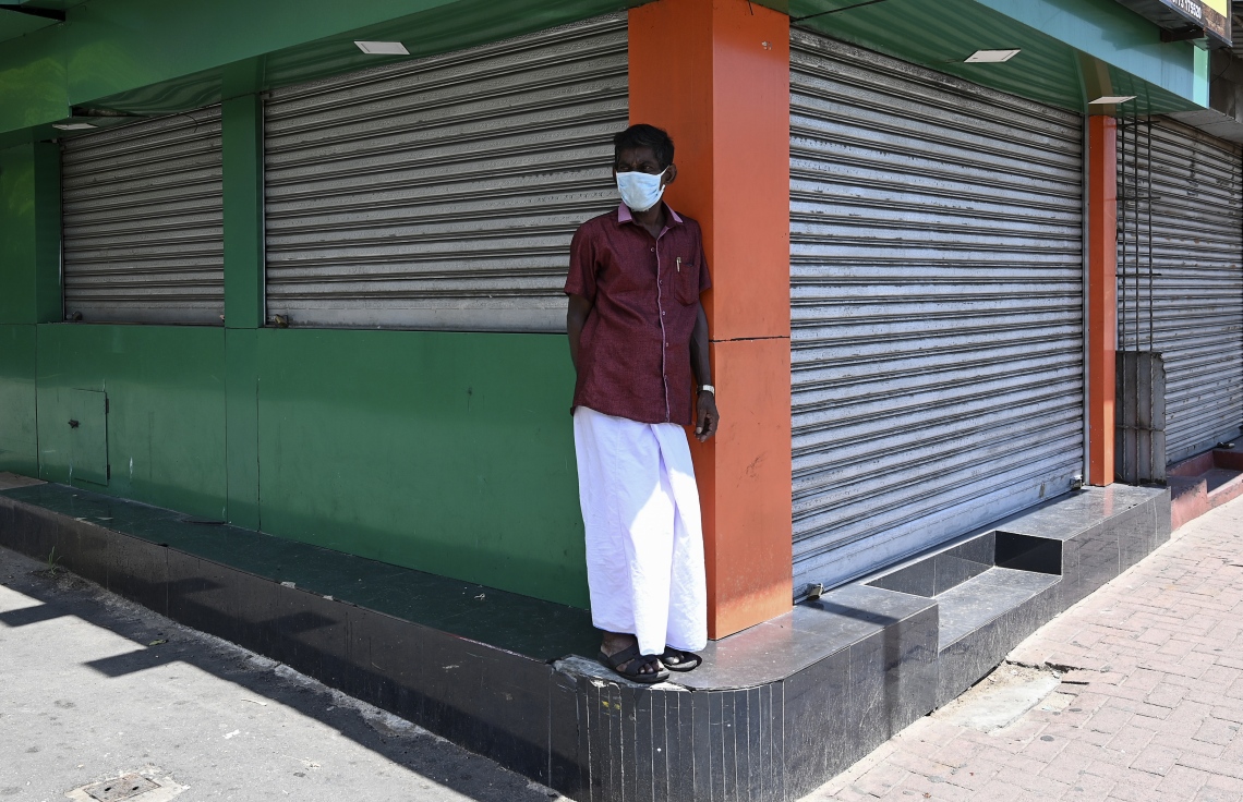 ކޮލަމްބޯ - އެޕްރީލް 29: ސްރީ ލަންކާ ލޮކްޑައުންކޮށްފައިވާ އިރު ވެރިރަށް ކޮލަމްބޯގެ ފިހާރައެއްގެ ބޭރުގައި މީހަކު މަޑުކޮށްލައިގެން. --ފޮޓޯ:އޭއެފްޕީ