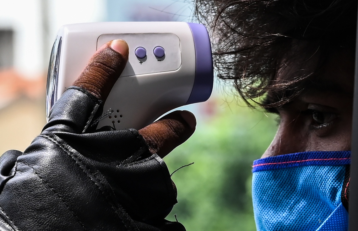 ކޮލަމްބޯ - އެޕްރީލް 28: ސްރީ ލަންކާ ލޮކްޑައުންކޮށްފައިވާ އިރު ވެރިރަށް ކޮލަމްބޯގެ މަގެއްގައި މީހެއްގެ ހުން ބަލަނީ. --ފޮޓޯ:އޭއެފްޕީ