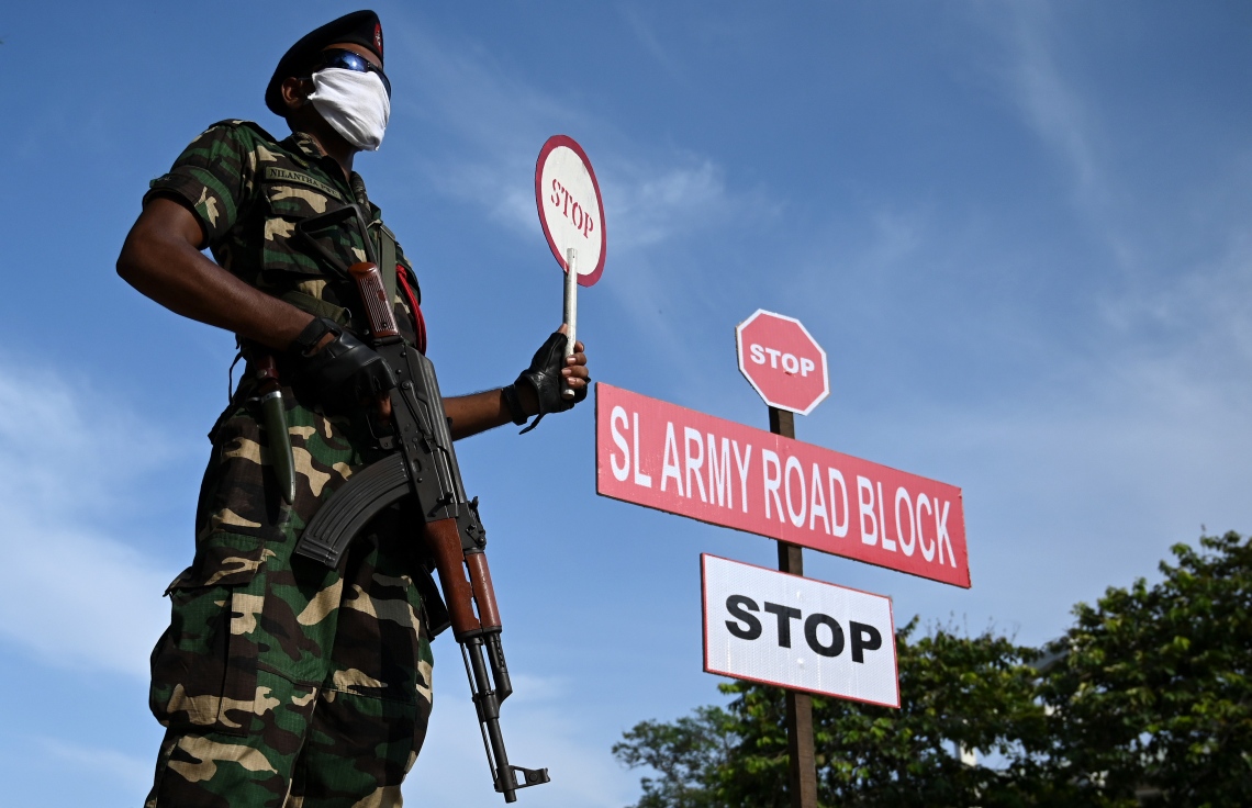 ކޮލަމްބޯ - އެޕްރީލް 29: ސްރީ ލަންކާ ލޮކްޑައުންކޮށްފައިވާ އިރު ވެރިރަށް ކޮލަމްބޯގެ ޗެކް ޕޮއިންޓެއްގައި ފުލުހުން ފޯރިމަރަނީ. --ފޮޓޯ:އޭއެފްޕީ