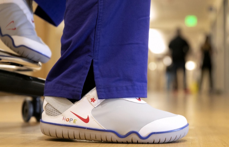 ނައިކީން ސިއްހީ އެހީތެރިންނަށް 30،000 ބޫޓް