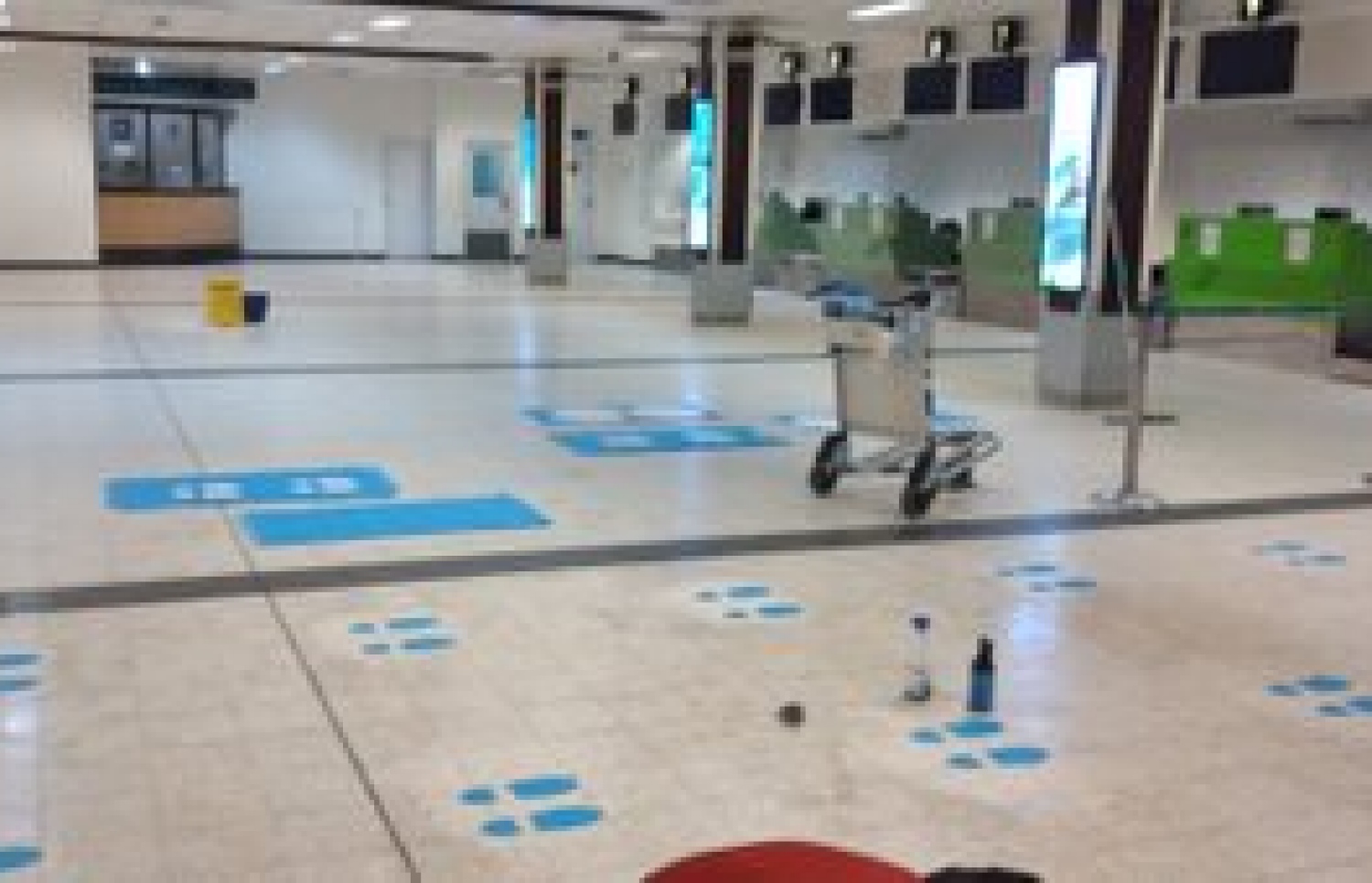 ކިއޫގައި ޖެހޭ ހުރިހާ ސަރަހައްދެއްގައި "ސޯޝަލް ޑިސްޓެންސިން" ފާހަގަކުރުމަށް ސްޓިކާ ހަރުކޮށްފައި-- ފޮޓޯ:އެމްއޭސީއެލް