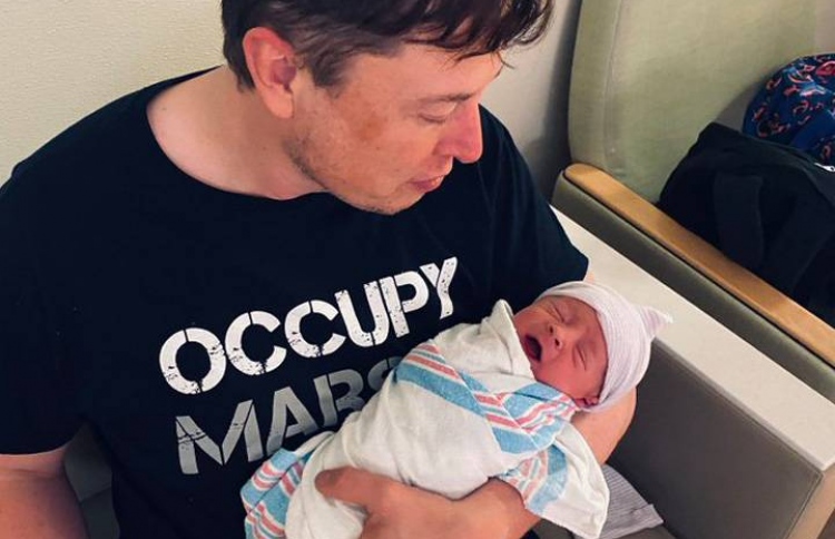 އީލޮން މަސްކްގެ ދަރިއަށް ދިން ނަން ކިޔާކަށް ނޭނގެ!