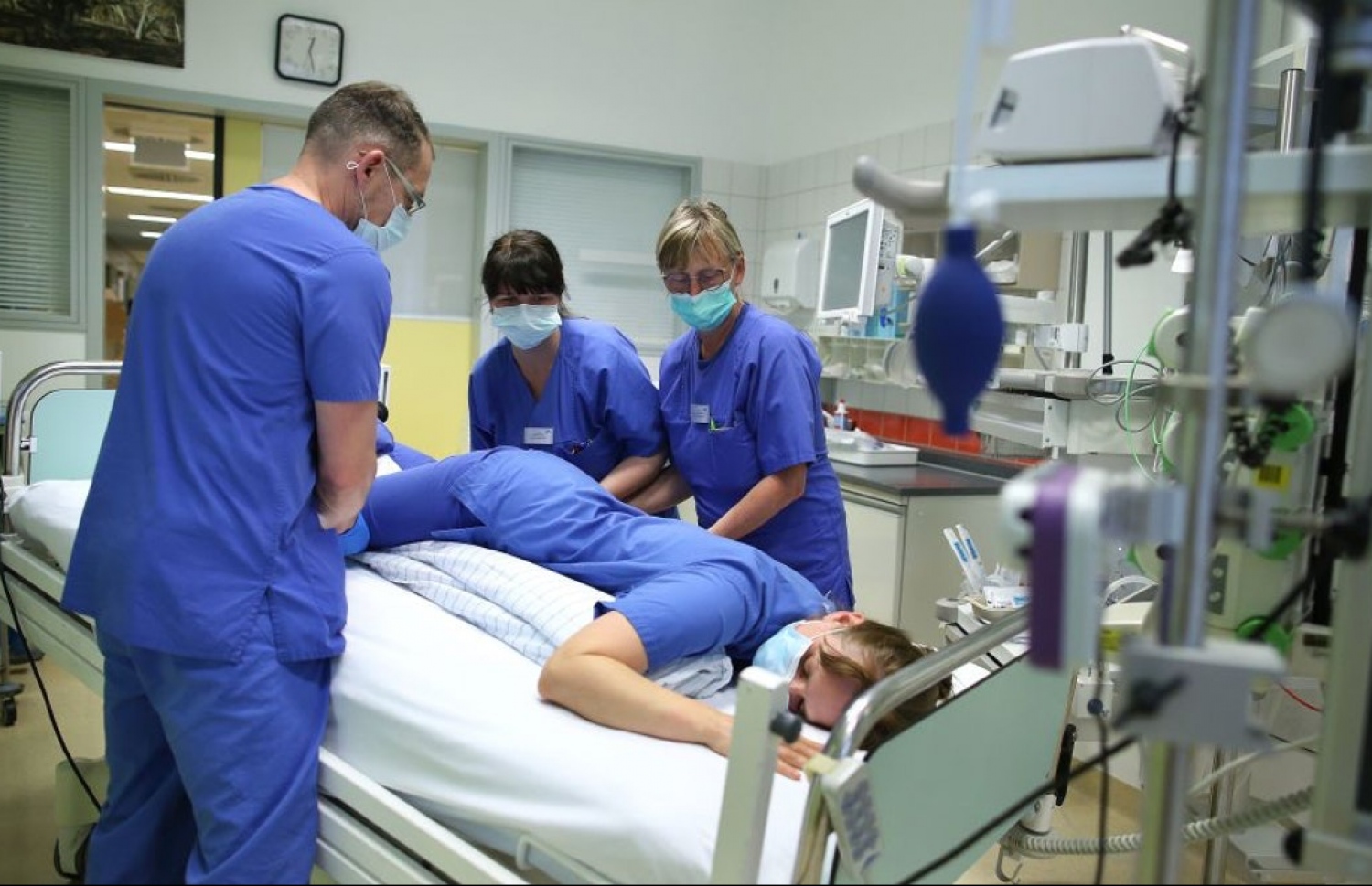 "ޕްރޯނިން" ޕޮޒިޝަނުގައި ބާއްވާ ގޮތް ހޮސްޕިޓަލެއްގެ މުވައްޒަފުން ދައްކާލަނީ: މިއީ ކޮވިޑް-19 ޖެހި ނޭވާލާން އުނދަގުވާ މީހުން އޮންނަން ރަނގަޅު، ފައިދާ ހުރި ގޮތެއްކަން ވަނީ އެނގިފައި