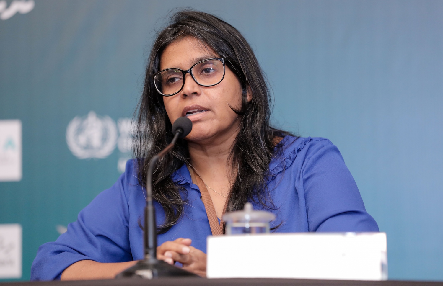 މީޑިއާ ބްރީފިންއެއްގައި ޑރ. ޝީނާ ނޫސްވެރިއެއްގެ ސުވާލަކަށް ޖަވާބު ދެއްވަނީ.