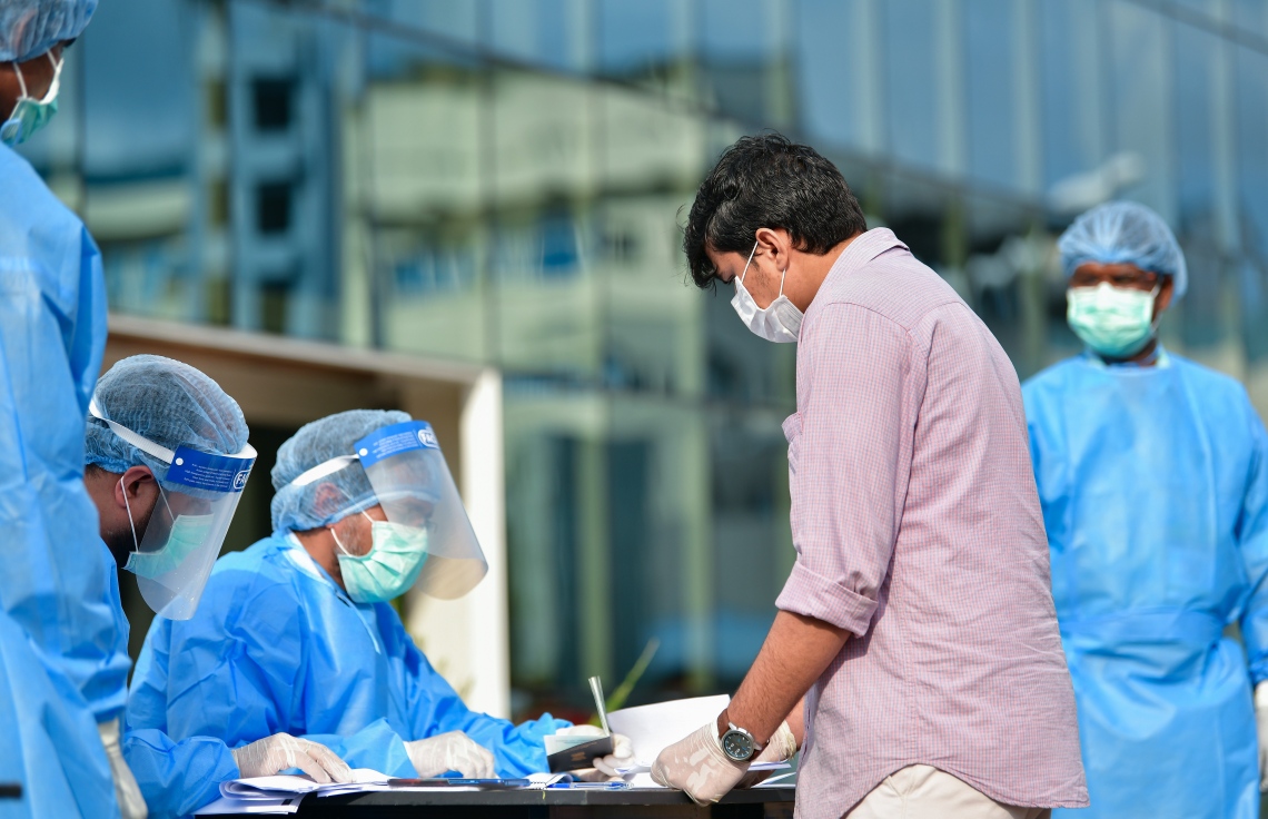 މޭ 8، 2020- ކޮވިޑް-19 އާ ގުޅިގެން ރާއްޖޭގައި ތާށިވެފައި ތިބި އިންޑިއާގެ މީހުން އަނބުރާ ގައުމަށް ގެންދިއުމުގެ ކުރިން އިމިގްރޭޝަންގެ ކަންކަން ނިންމުމަށް ވެލާނާ އިންޓަނޭޝަނަލް އެއާޕޯޓަށް ގެންގޮސްދިނުމުގައި އެހީތެރިވި މީހުން ރައްކާތެރިކަމުގެ ޚާއްސަ ހެދުމުގައި: އެ މީހުން ބަލާ ރާއްޖެ އައި އިންޑިއާގެ ޚާއްސަ މަނަވަރުގައި 698 މީހަކު ގެންދިޔަ.---ފޮޓޯ: އަހުމަދު އަވްޝަން/މިހާރު