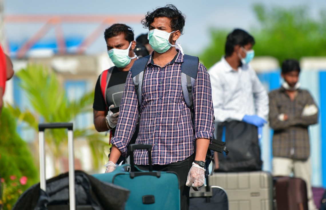 މޭ 8، 2020- ކޮވިޑް-19 އާ ގުޅިގެން ރާއްޖޭގައި ތާށިވެފައި ތިބި އިންޑިއާގެ މީހުން އަނބުރާ ގައުމަށް ގެންދިއުމުގެ ކުރިން އިމިގްރޭޝަންގެ ކަންކަން ނިންމުމަށް ވެލާނާ އިންޓަނޭޝަނަލް އެއާޕޯޓަށް ދާން ތައްޔާރުވެގެން: އެ މީހުން ބަލާ ރާއްޖެ އައި އިންޑިއާގެ ޚާއްސަ މަނަވަރުގައި 698 މީހަކު ގެންދިޔަ.---ފޮޓޯ: އަހުމަދު އަވްޝަން/މިހާރު