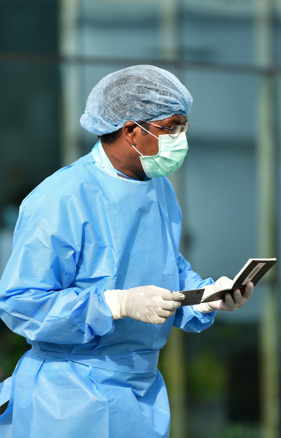 މޭ 8، 2020- ކޮވިޑް-19 އާ ގުޅިގެން ރާއްޖޭގައި ތާށިވެފައި ތިބި އިންޑިއާގެ މީހުން އަނބުރާ ގައުމަށް ގެންދިއުމުގެ ކުރިން އިމިގްރޭޝަންގެ ކަންކަން ނިންމުމަށް ވެލާނާ އިންޓަނޭޝަނަލް އެއާޕޯޓަށް ގެންގޮސްދިނުމުގައި އެހީތެރިވި މީހަކު ރައްކާތެރިކަމުގެ ޚާއްސަ ހެދުމުގައި: އެ މީހުން ބަލާ ރާއްޖެ އައި އިންޑިއާގެ ޚާއްސަ މަނަވަރުގައި 698 މީހަކު ގެންދިޔަ.---ފޮޓޯ: އަހުމަދު އަވްޝަން/މިހާރު