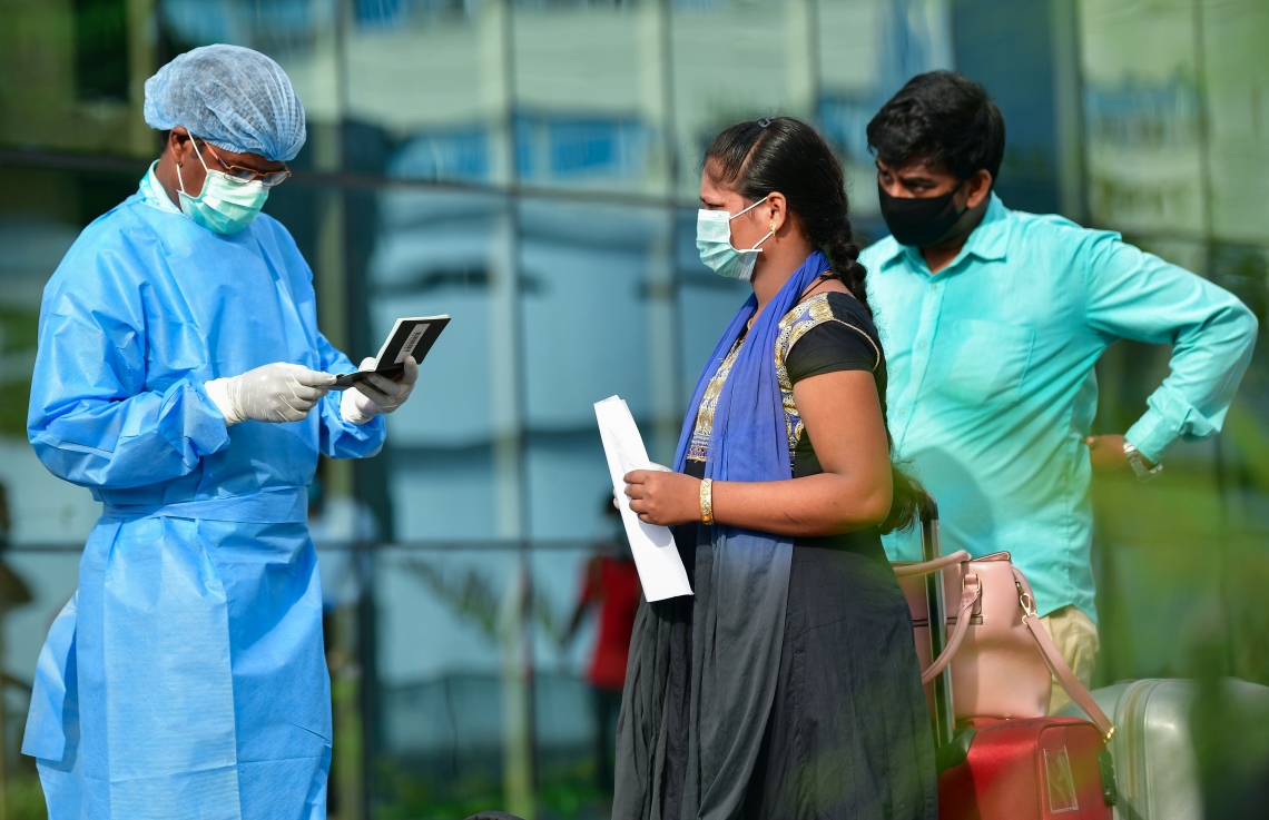 މޭ 8، 2020- ކޮވިޑް-19 އާ ގުޅިގެން ރާއްޖޭގައި ތާށިވެފައި ތިބި އިންޑިއާގެ މީހުން އަނބުރާ ގައުމަށް ގެންދިއުމުގެ ކުރިން އިމިގްރޭޝަންގެ ކަންކަން ނިންމުމަށް ވެލާނާ އިންޓަނޭޝަނަލް އެއާޕޯޓަށް ގެންގޮސްދިނުމުގައި އެހީތެރިވި މީހަކު ރައްކާތެރިކަމުގެ ޚާއްސަ ހެދުމުގައި: އެ މީހުން ބަލާ ރާއްޖެ އައި އިންޑިއާގެ ޚާއްސަ މަނަވަރުގައި 698 މީހަކު ގެންދިޔަ.---ފޮޓޯ: އަހުމަދު އަވްޝަން/މިހާރު