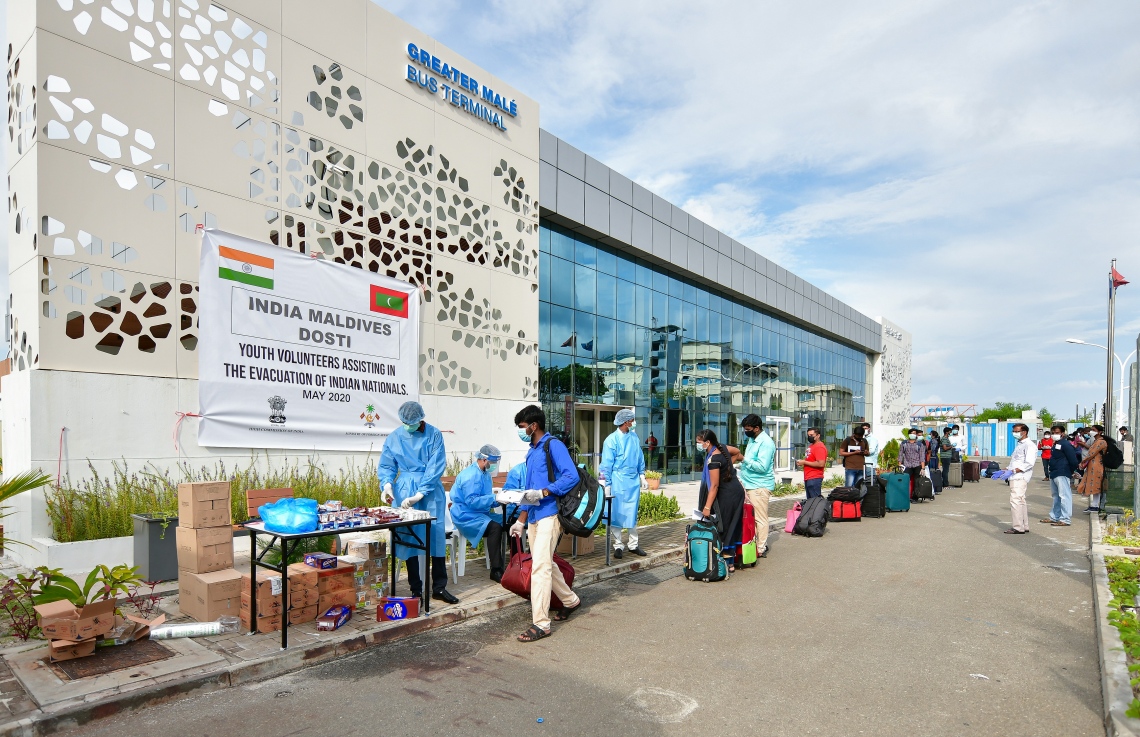 މޭ 8، 2020- ކޮވިޑް-19 އާ ގުޅިގެން ރާއްޖޭގައި ތާށިވެފައި ތިބި އިންޑިއާގެ މީހުން އަނބުރާ ގައުމަށް ގެންދިއުމުގެ ކުރިން އިމިގްރޭޝަންގެ ކަންކަން ނިންމުމަށް ވެލާނާ އިންޓަނޭޝަނަލް އެއާޕޯޓަށް ގެންގޮސްދިނުމުގައި އެހީތެރިވި މީހުން ރައްކާތެރިކަމުގެ ޚާއްސަ ހެދުމުގައި: އެ މީހުން ބަލާ ރާއްޖެ އައި އިންޑިއާގެ ޚާއްސަ މަނަވަރުގައި 698 މީހަކު ގެންދިޔަ.---ފޮޓޯ: އަހުމަދު އަވްޝަން/މިހާރު