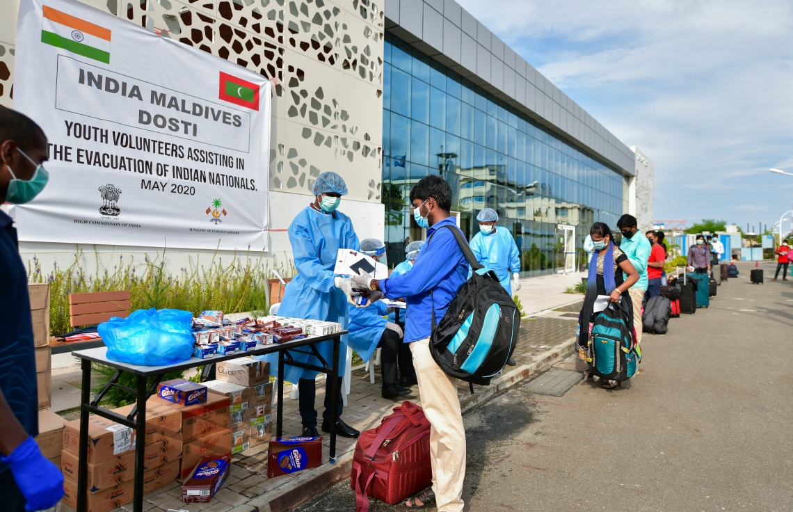 މާލެ: މެއި 2020- ކޮވިޑް-19 ފެތުރެން ފެށުމުން ދަތުރުފަތުރު ހުއްޓުމަކަށް އައުމުން، އެކި ގައުމުތަކުގައި ތާށިވެފައި ތިބި އިންޑިއާ މީހުން އަނބުރާ ގައުމަށް ގެންދަން އެ ގައުމުން ހިންގި ބޮޑު އޮޕަރޭޝަނުގެ ތެރެއިން ރާއްޖޭގައި ތިބި އިންޑީއާގެ ރައްޔިތުން އިމިގްރޭޝަނުން ނިންމަންޖެހޭ ކަންކަން ނިންމުމައް ވެލާނާ އިންޓަނޭޝަނަލް އެއާޕޯޓައް ގެންދިއުމައް ހާއްސަ ހެދުމެއްގައި ތިބި ބަޔަކު ހަރަކާތްތެރި ވަނީ -- ފޮޓޯ: އަހުމަދު އަވްޝަން/މިހާރު