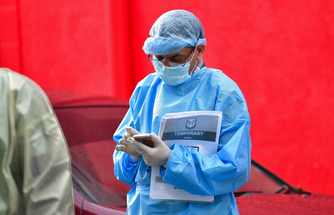 މޭ 8، 2020- ކޮވިޑް-19 އާ ގުޅިގެން ރާއްޖޭގައި ތާށިވެފައި ތިބި އިންޑިއާގެ މީހުން އަނބުރާ ގައުމަށް ގެންދިއުމުގެ ކުރިން އިމިގްރޭޝަންގެ ކަންކަން ނިންމުމަށް ވެލާނާ އިންޓަނޭޝަނަލް އެއާޕޯޓަށް ގެންގޮސްދިނުމުގައި އެހީތެރިވި މީހަކު ރައްކާތެރިކަމުގެ ޚާއްސަ ހެދުމުގައި: އެ މީހުން ބަލާ ރާއްޖެ އައި އިންޑިއާގެ ޚާއްސަ މަނަވަރުގައި 698 މީހަކު ގެންދިޔަ.---ފޮޓޯ: އަހުމަދު އަވްޝަން/މިހާރު