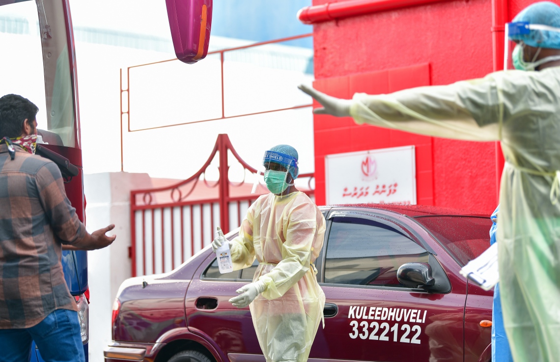 މޭ 8، 2020- ކޮވިޑް-19 އާ ގުޅިގެން ރާއްޖޭގައި ތާށިވެފައި ތިބި އިންޑިއާގެ މީހުން އަނބުރާ ގައުމަށް ގެންދިއުމުގެ ކުރިން އިމިގްރޭޝަންގެ ކަންކަން ނިންމުމަށް ވެލާނާ އިންޓަނޭޝަނަލް އެއާޕޯޓަށް ގެންގޮސްދިނުމުގައި އެހީތެރިވި މީހުން ރައްކާތެރިކަމުގެ ޚާއްސަ ހެދުމުގައި: އެ މީހުން ބަލާ ރާއްޖެ އައި އިންޑިއާގެ ޚާއްސަ މަނަވަރުގައި 698 މީހަކު ގެންދިޔަ.---ފޮޓޯ: އަހުމަދު އަވްޝަން/މިހާރު