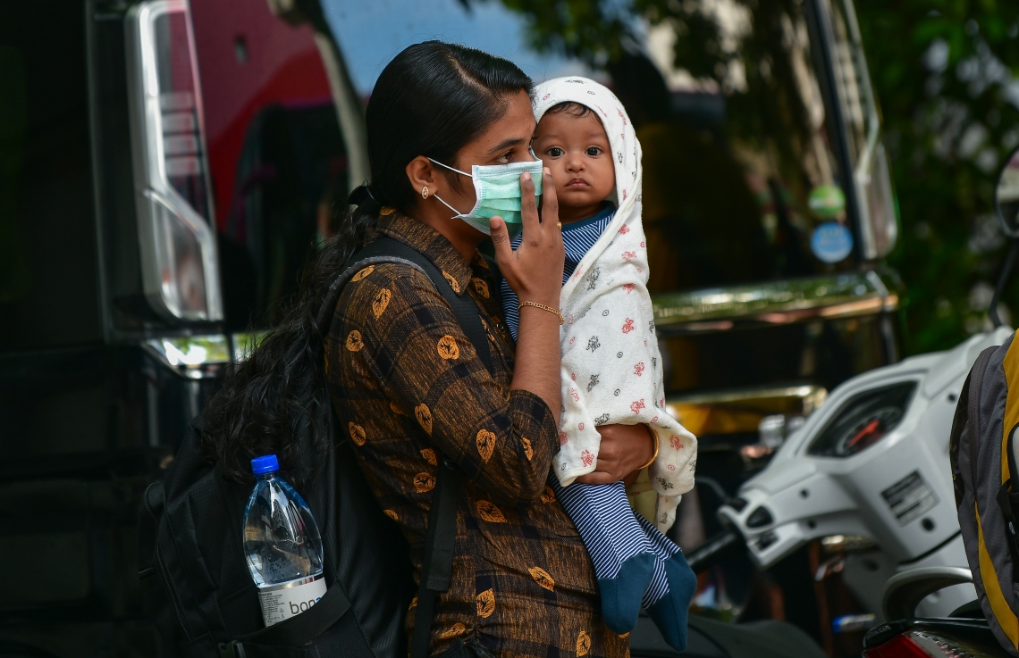 މޭ 8، 2020- ކޮވިޑް-19 އާ ގުޅިގެން ރާއްޖޭގައި ތާށިވެފައި ތިބި އިންޑިއާގެ މީހުން އަނބުރާ ގައުމަށް ގެންދިއުމުގެ ކުރިން އިމިގްރޭޝަންގެ ކަންކަން ނިންމުމަށް ވެލާނާ އިންޓަނޭޝަނަލް އެއާޕޯޓަށް ދާން ތައްޔާރުވެގެން: އެ މީހުން ބަލާ ރާއްޖެ އައި އިންޑިއާގެ ޚާއްސަ މަނަވަރުގައި 698 މީހަކު ގެންދިޔަ.---ފޮޓޯ: އަހުމަދު އަވްޝަން/މިހާރު