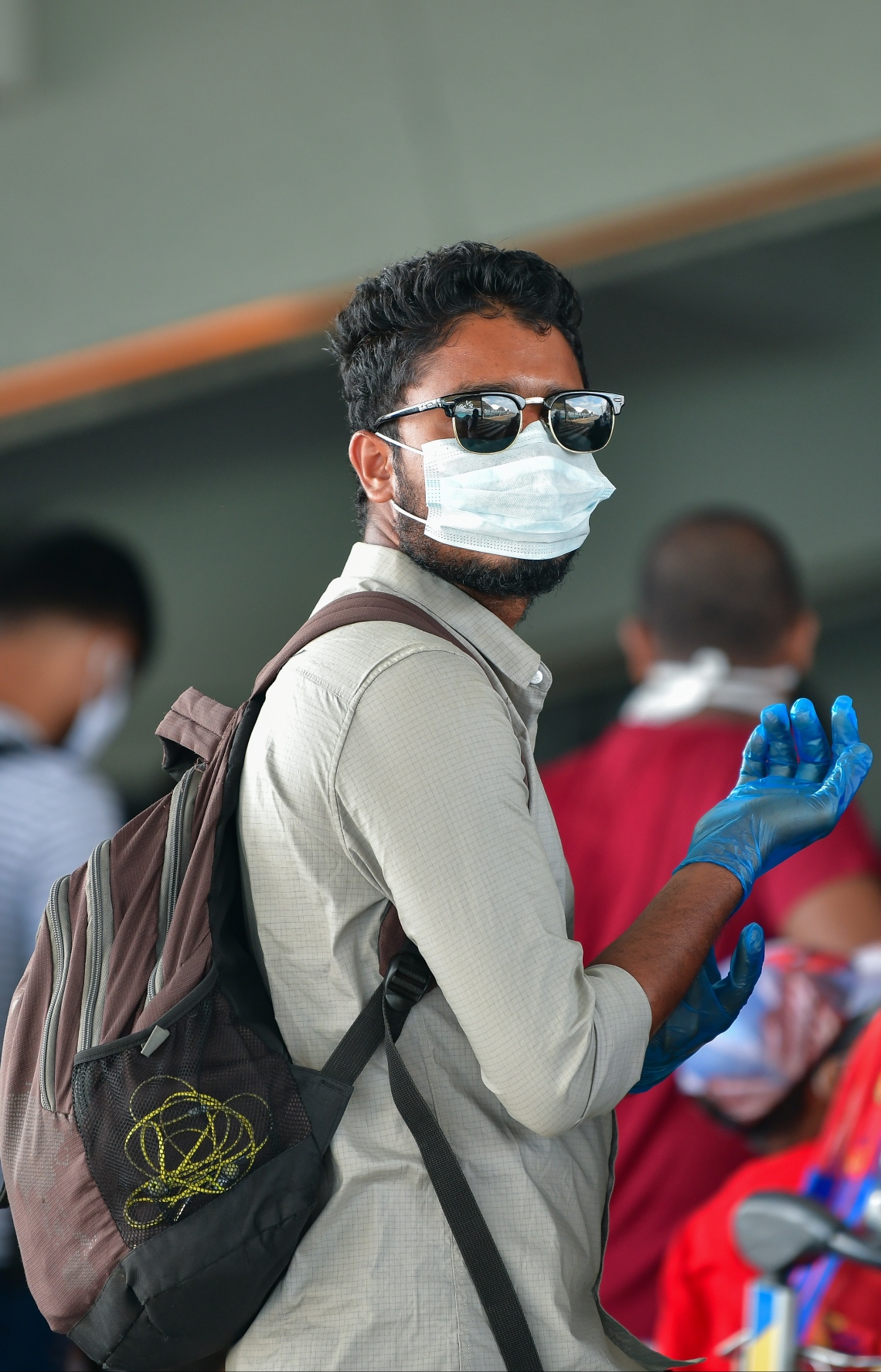 މޭ 8، 2020- ކޮވިޑް-19 އާ ގުޅިގެން ރާއްޖޭގައި ތާށިވެފައި ތިބި އިންޑިއާގެ މީހުން އަނބުރާ ގައުމަށް ގެންދިއުމުގެ ކުރިން އިމިގްރޭޝަންގެ ކަންކަން ނިންމުމަށް ވެލާނާ އިންޓަނޭޝަނަލް އެއާޕޯޓުގައި: މި ބޯޓުގައި އިންޑިއާގެ 698 މީހަކު ގެންދިޔަ.---ފޮޓޯ: އަހުމަދު އަވްޝަން/މިހާރު