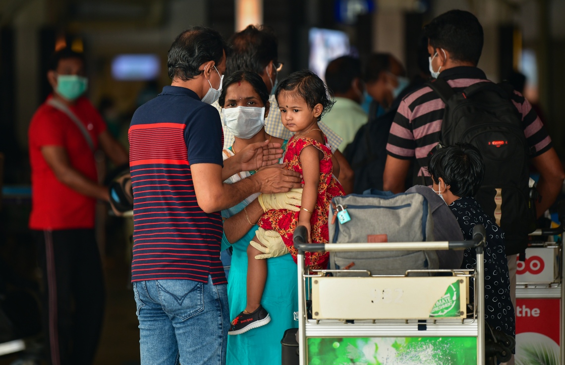 މޭ 8، 2020- ކޮވިޑް-19 އާ ގުޅިގެން ރާއްޖޭގައި ތާށިވެފައި ތިބި އިންޑިއާގެ މީހުން އަނބުރާ ގައުމަށް ގެންދިއުމުގެ ކުރިން އިމިގްރޭޝަންގެ ކަންކަން ނިންމުމަށް ވެލާނާ އިންޓަނޭޝަނަލް އެއާޕޯޓުގައި: އެ މީހުން ބަލާ ރާއްޖެ އައި އިންޑިއާގެ ޚާއްސަ މަނަވަރުގައި 698 މީހަކު ގެންދިޔަ.---ފޮޓޯ: އަހުމަދު އަވްޝަން/މިހާރު