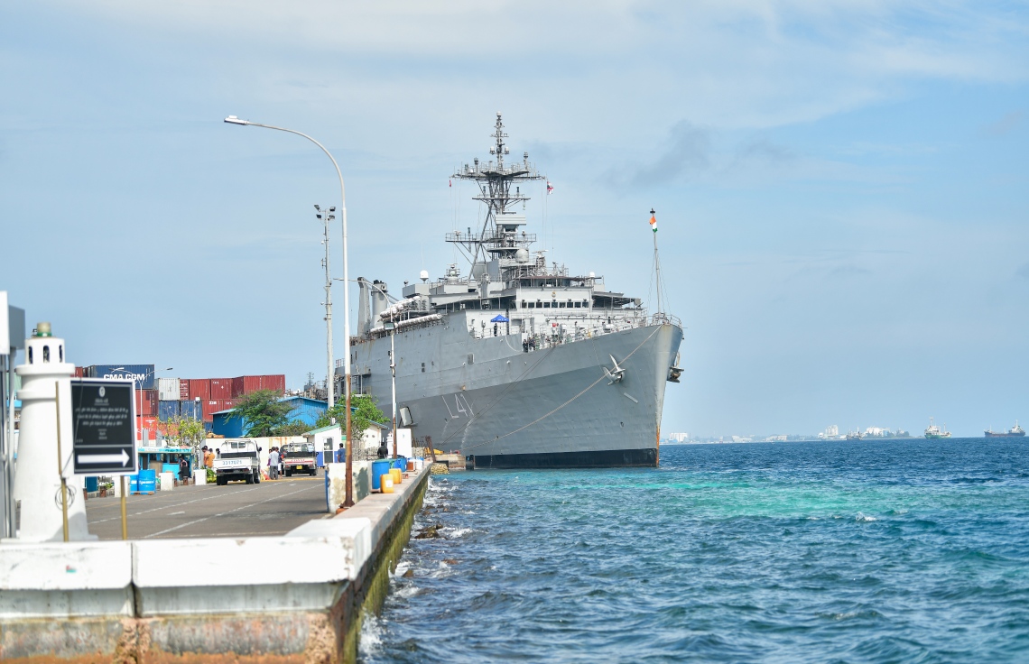 މާލެ: މޭ 8، 2020- ކޮވިޑް-19 އާ ގުޅިގެން ރާއްޖޭގައި ތާށިވެފައި ތިނި އިންޑިއާގެ މީހުން އަނބުރާ ގައުމަށް ގެންދަން އައި އިންޑިއާގެ މަނަވަރު މާލޭގެ ޕޯޓް ކައިރި އަށް ބަނދަރުކޮށްފައި: މި މަނަވަރުގައި އިންޑިއާގެ 698 މީހަކު ގެންދިޔަ.---ފޮޓޯ: އަހުމަދު އަވްޝަން/މިހާރު