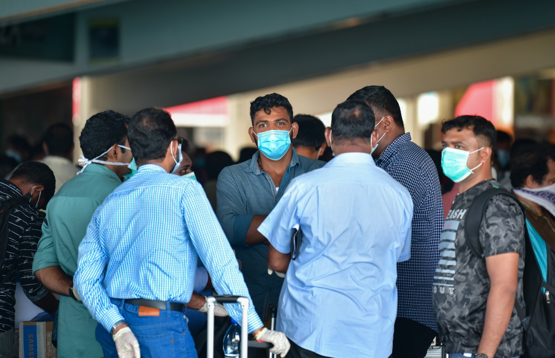 މޭ 8، 2020- ކޮވިޑް-19 އާ ގުޅިގެން ރާއްޖޭގައި ތާށިވެފައި ތިބި އިންޑިއާގެ މީހުން އަނބުރާ ގައުމަށް ގެންދިއުމުގެ ކުރިން އިމިގްރޭޝަންގެ ކަންކަން ނިންމުމަށް ވެލާނާ އިންޓަނޭޝަނަލް އެއާޕޯޓުގައި: މި މަނަވަރުގައި އިންޑިއާގެ 698 މީހަކު ގެންދިޔަ.---ފޮޓޯ: އަހުމަދު އަވްޝަން/މިހާރު