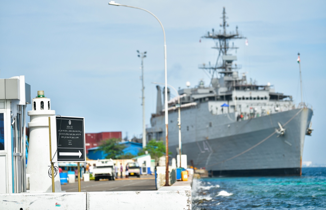 މާލެ: މޭ 8، 2020- ކޮވިޑް-19 އާ ގުޅިގެން ރާއްޖޭގައި ތާށިވެފައި ތިނި އިންޑިއާގެ މީހުން އަނބުރާ ގައުމަށް ގެންދަން އައި އިންޑިއާގެ މަނަވަރު މާލޭގެ ޕޯޓް ކައިރި އަށް ބަނދަރުކޮށްފައި: މި މަނަވަރުގައި އިންޑިއާގެ 698 މީހަކު ގެންދިޔަ.---ފޮޓޯ: އަހުމަދު އަވްޝަން/މިހާރު