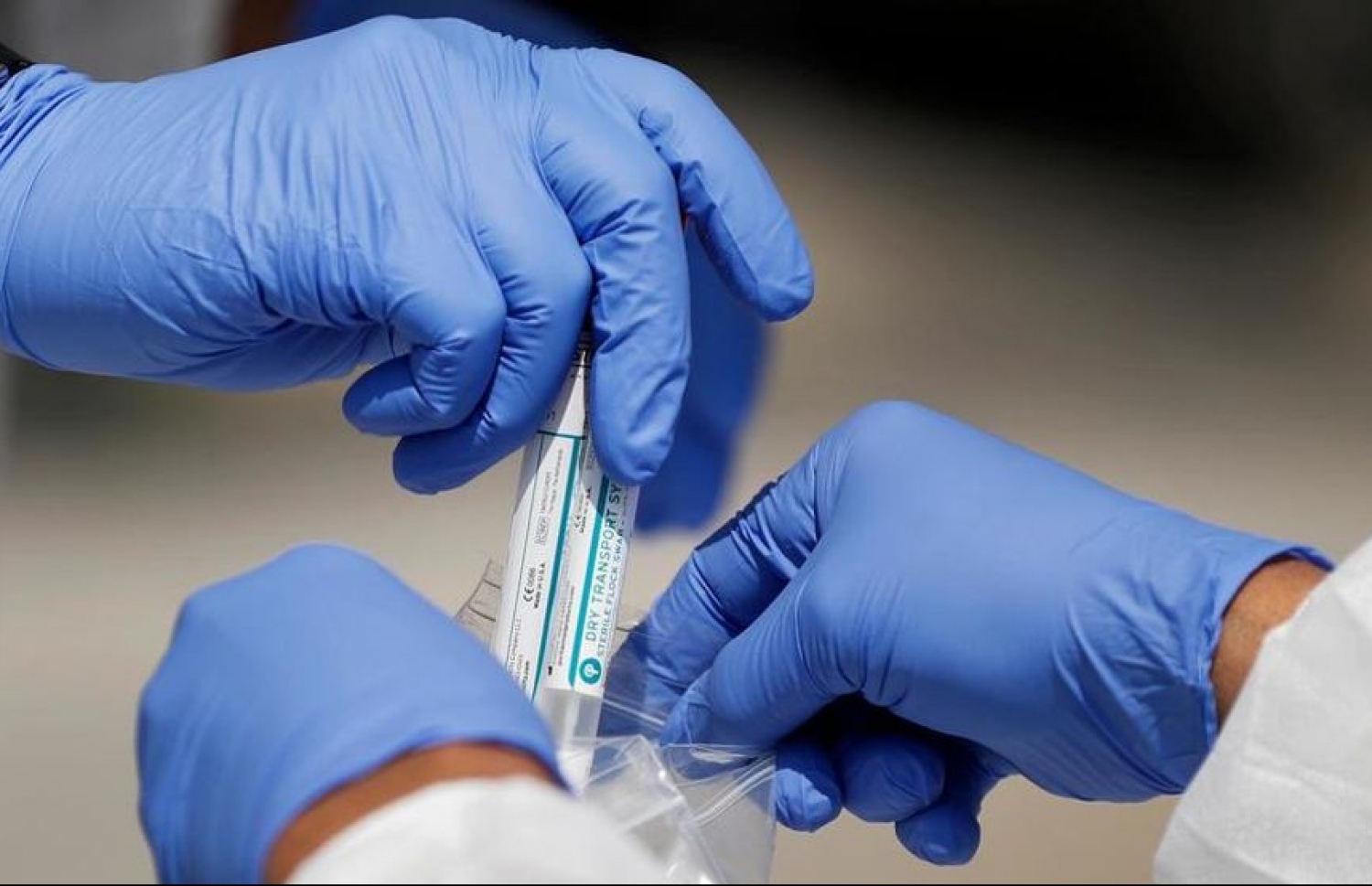 ކޮވިޑް-19 އަށް ޓެސްޓްކުރުމަށް ސާމްޕަލް ނަގަނީ