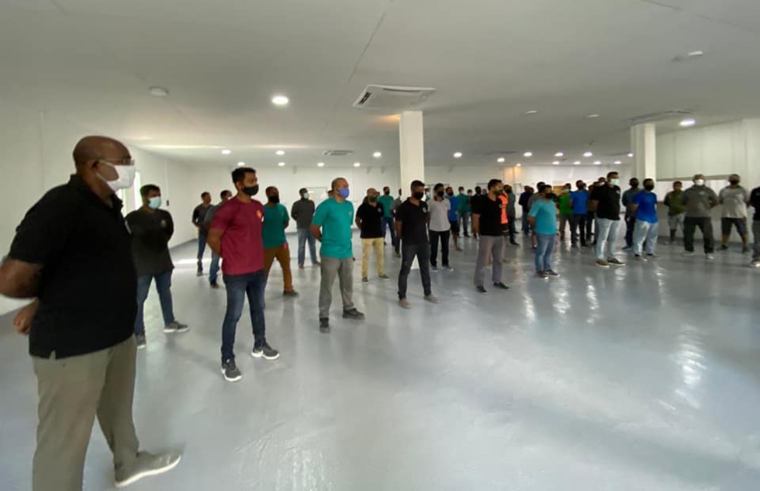 ކޮވިޑް-19 އަށް ހާއްސަކޮށްގެން ހުޅުމާލޭގައި ހަދަމުން އަންނަ މެޑިކަލް ފެސިލިޓީގެ މަސައްކަތް ކުރާ ސިފައިންނާއި، ޑިފެންސް މިނިސްޓަރު މާރިޔާ އަހުމަދު ދީދީ އާއި ސިފައިންގެ ވެރިން ބައްދަލު ކުރައްވަނީ-- ފޮޓޯ: ޗީފް އޮފް ޑިފެންސް ފޯސް ޝަމާލް ފޭސްބުކް