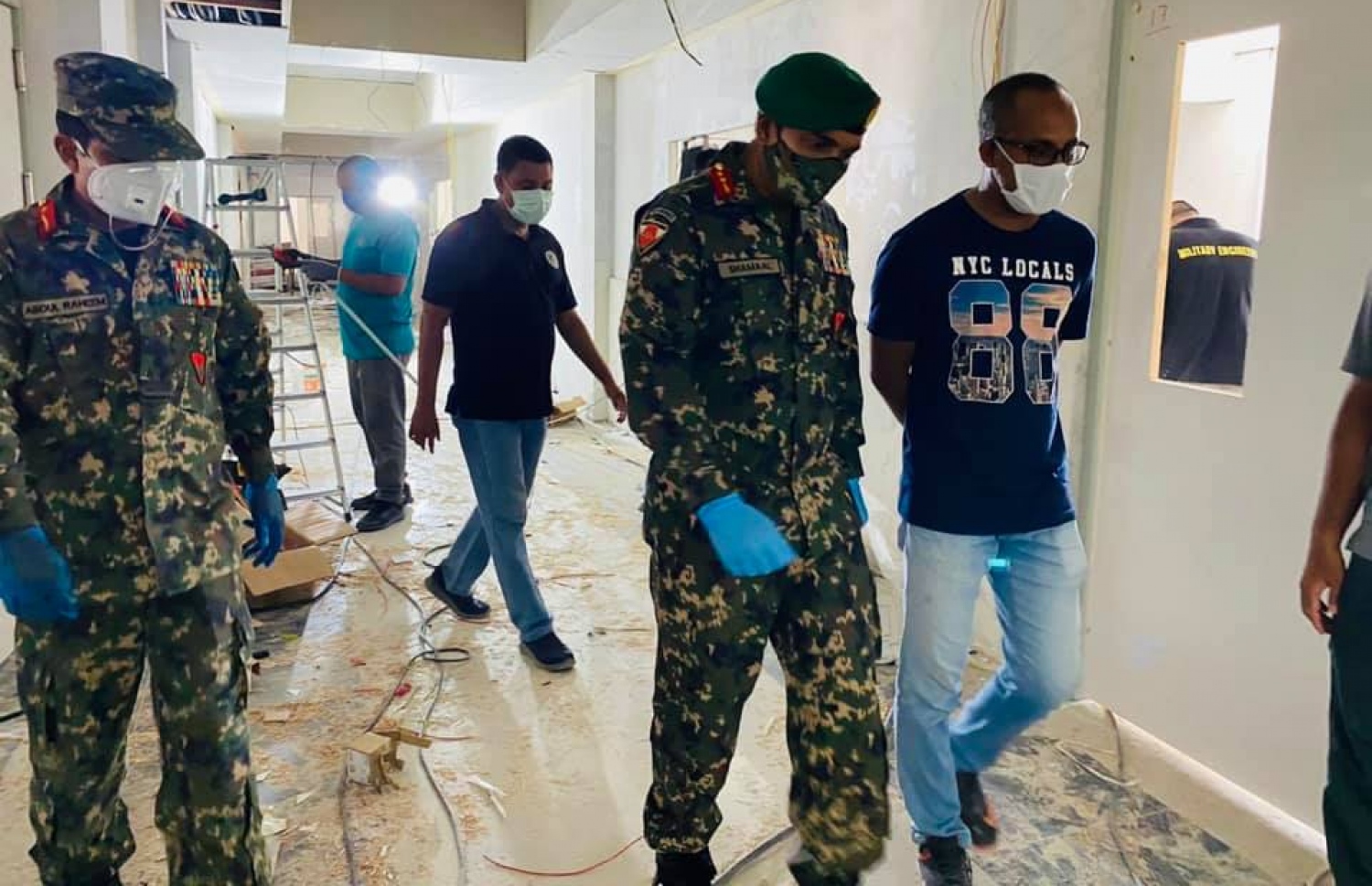 ކޮވިޑް-19 އަށް ހާއްސަކޮށްގެން ހުޅުމާލޭގައި ހަދަމުން އަންނަ މެޑިކަލް ފެސިލިޓީގެ މަސައްކަތްތައް ޑިފެންސް މިނިސްޓަރާއި ސިފައިންގެ ވެރިން ބައްލަވާލައްވަނީ-- ފޮޓޯ: ޗީފް އޮފް ޑިފެންސް ފޯސް ޝަމާލް ފޭސްބުކް