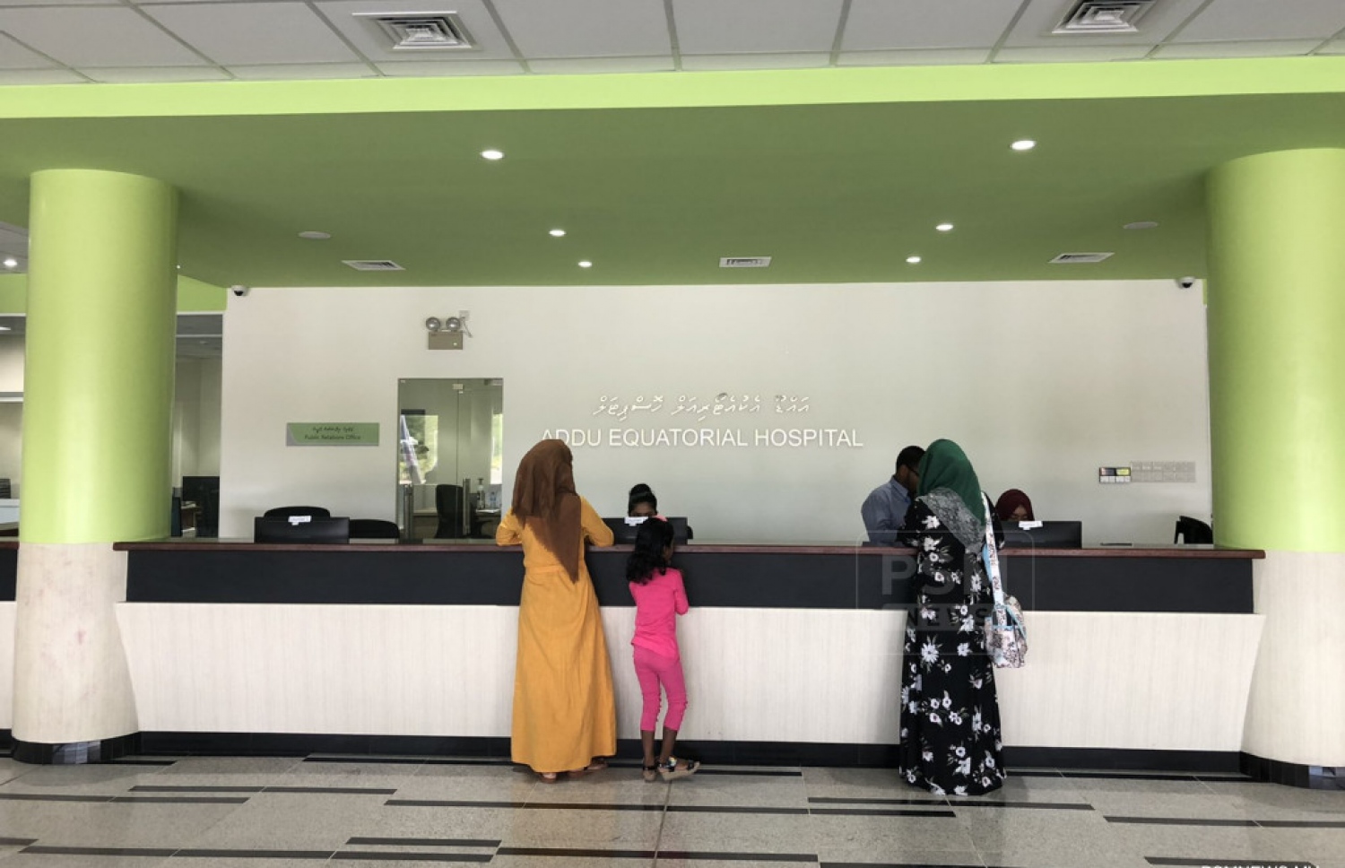 އައްޑޫ އިކްއެޓޯރިއަލް ހޮސްޕިޓަލުން ބަޔަކު ފަރުވާ ހޯދަނީ.