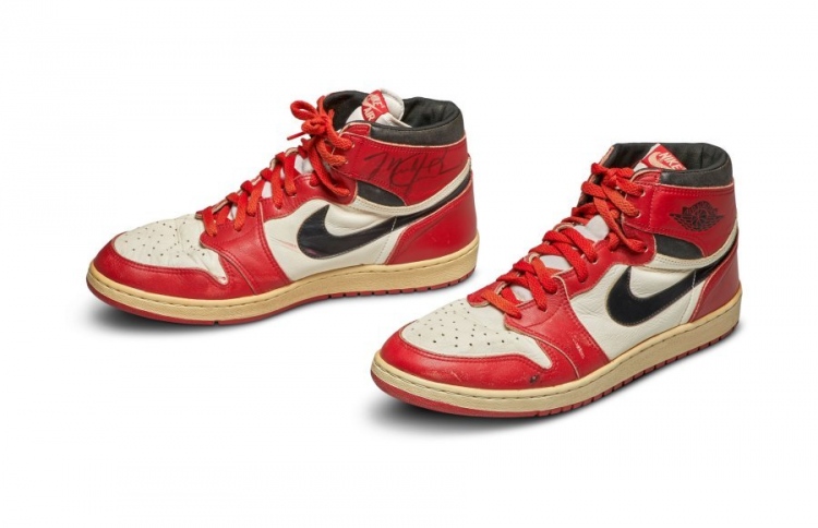 މައިކަލް ޖޯޑަންގެ ތާރީހީ ބޫޓެއް ނީލަމެއްގައި